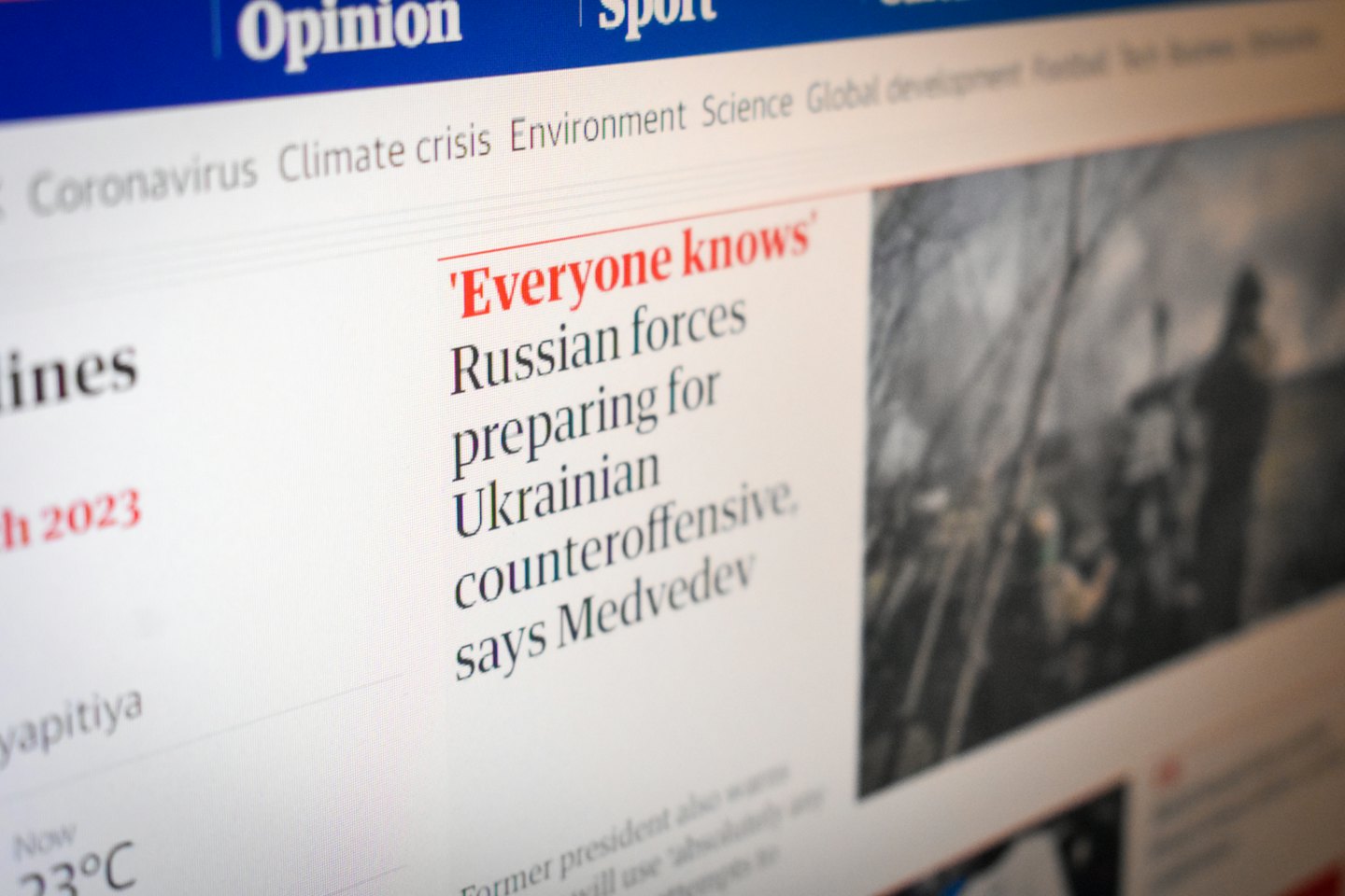 Pantalla de ordenador mostrando una página de noticias con titulares.