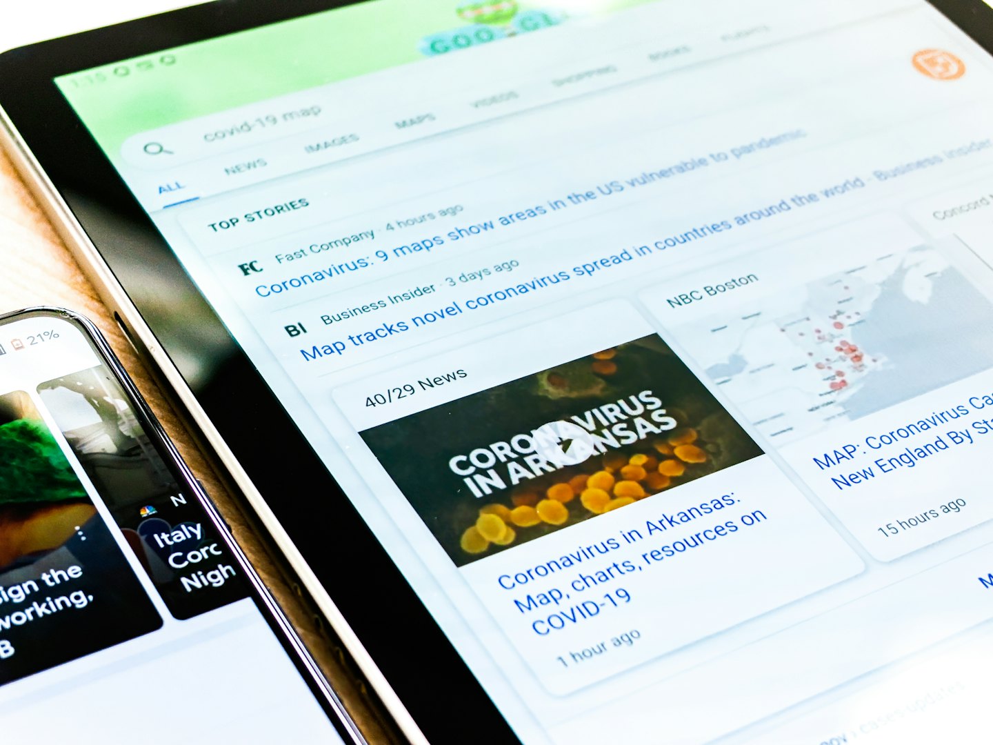Teléfono inteligente y tableta mostrando artículos de noticias sobre el COVID-19.